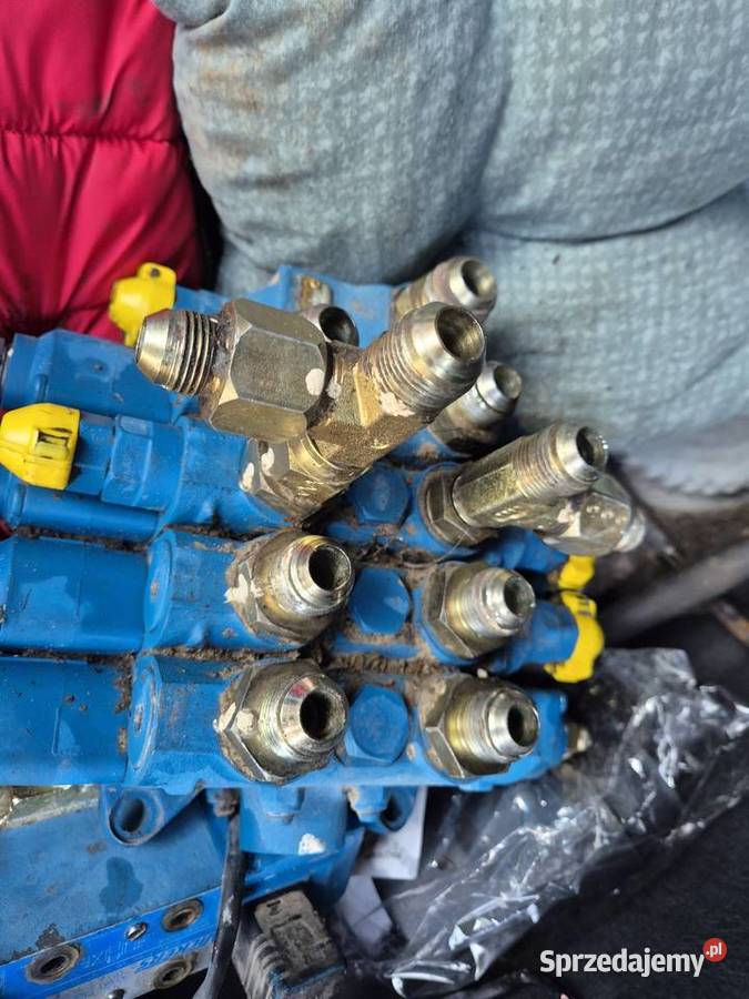 Zawory hydrauliczne Massey Ferguson Bobcat 8926 Rok produkcji 2010 kujawsko-pomorskie Bydgoszcz