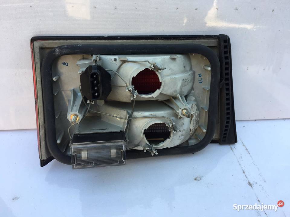 BMW E34 PRAWA LAMPA W KLAPĘ SEDAN osobowe Lampy tylne Części samochodowe Ostroróg