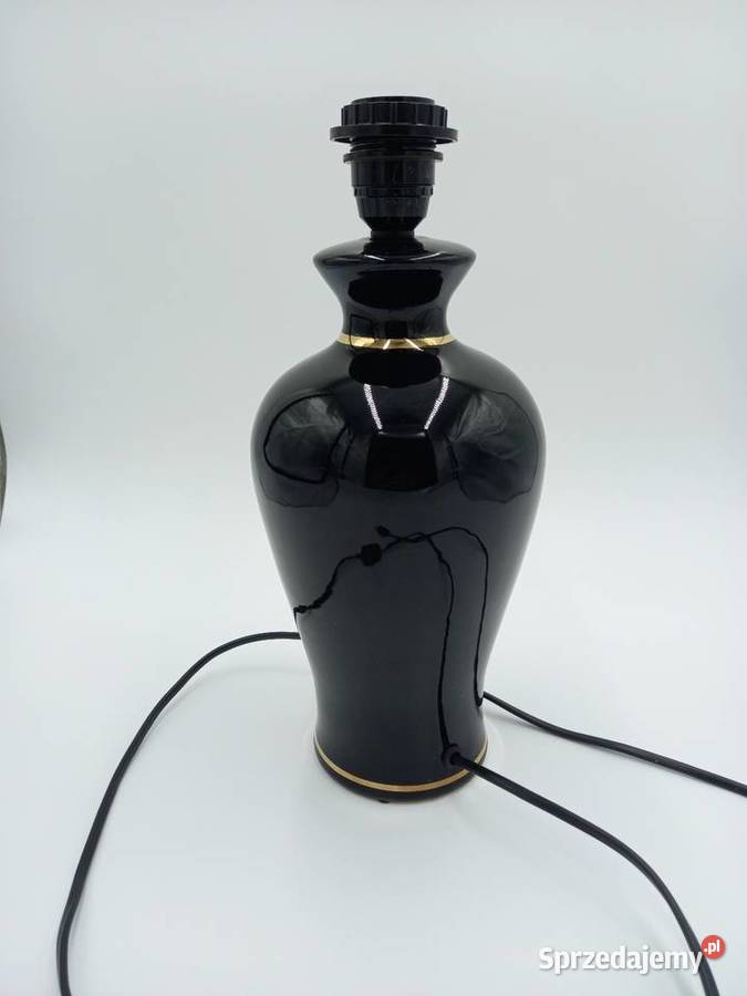 Lampa na czarnej ceramicznej nodze
