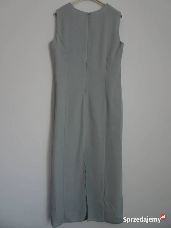 długa sukienka z narzutką wdziankiem płaszczem