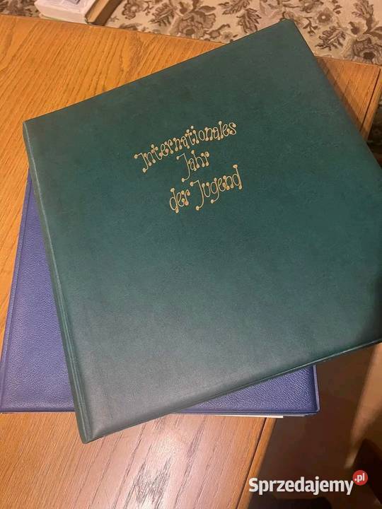 Dwa albumy znaczków świat