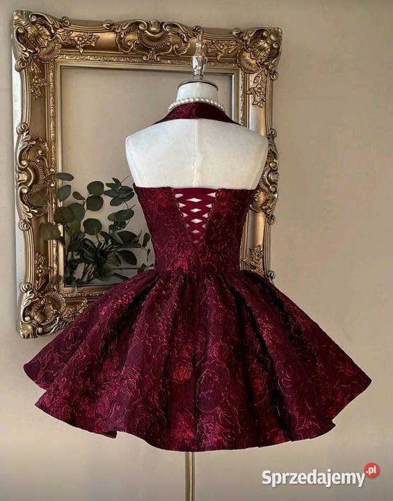 Piękna sukienka w kolorze bordowym idealna na opolskie Olesno
