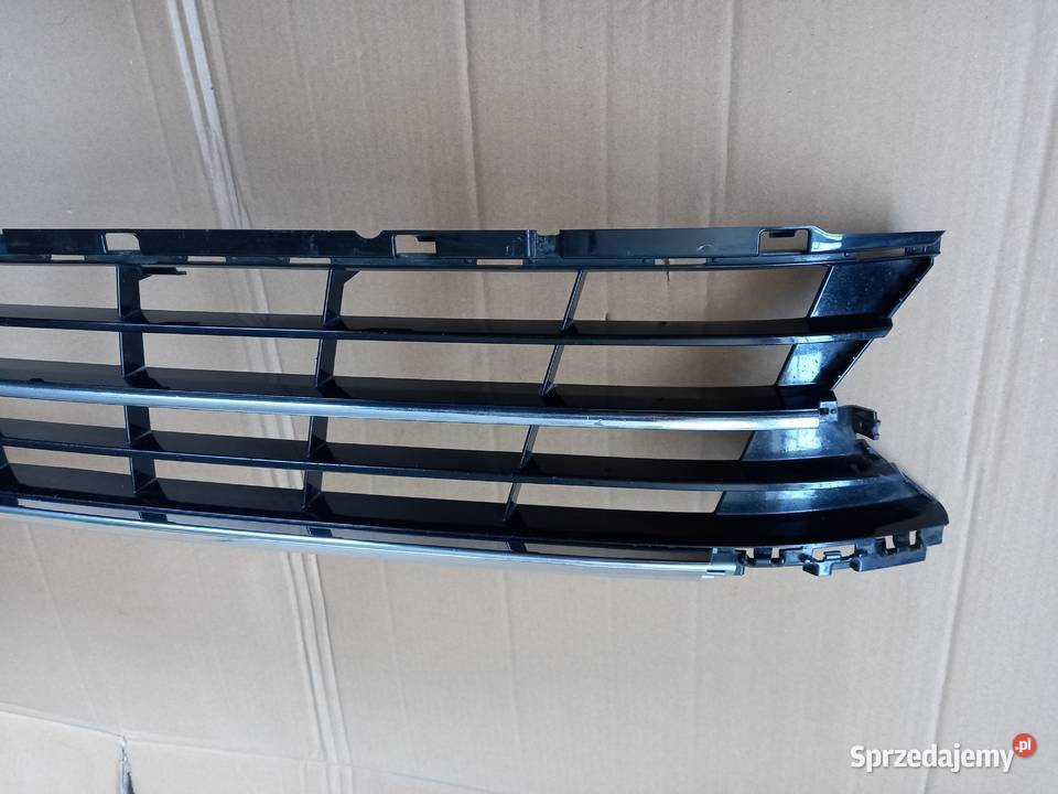 VW Passat B8 Kratka listwa środkowa zderzaka 3G0 Bukownica