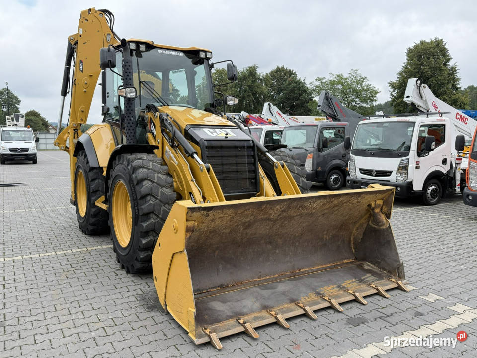 na równych kołach Caterpillar 444F Sterowanie na Koparko ładowarki Widełki