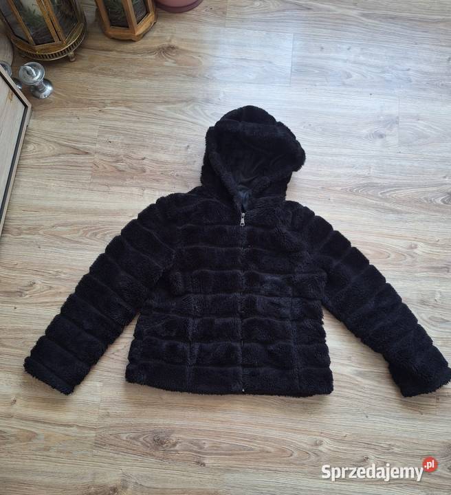 Świetne czarne sztuczne futro z kapturem i czarny