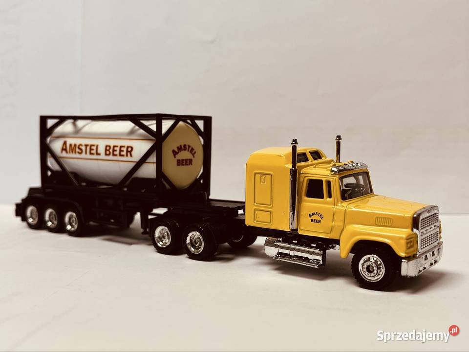 Kolekcjonerski model ciężarówki z naczepą Grudziądz