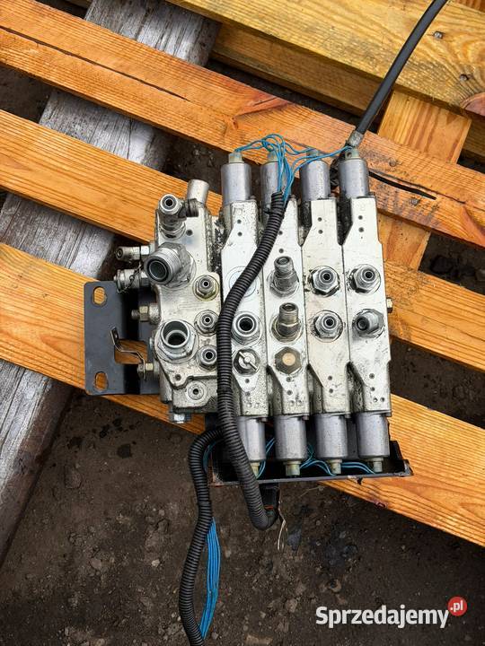 Rozdzielacz hydrauliczny czterosekcyjny HYSTER Antonie