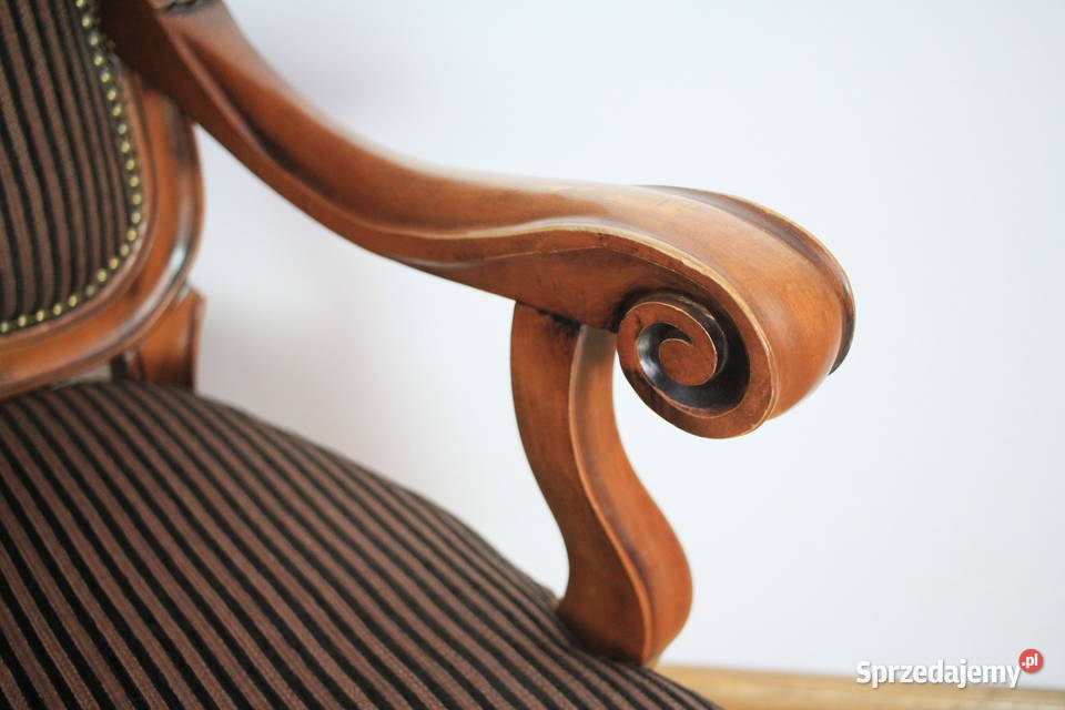 Pięknie zdobiony fotel klasyczny i elegancki śląskie