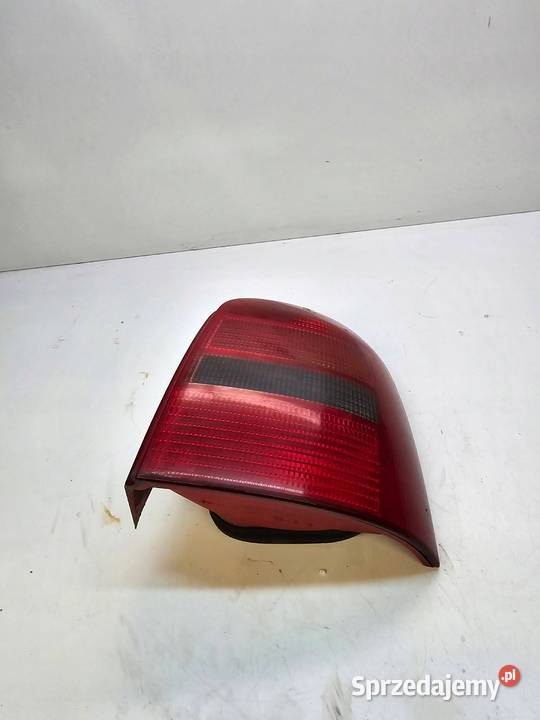 LAMPA PRAWY TYŁ W BŁOTNIK AUDI A4 B5 AVANT osobowe Części samochodowe