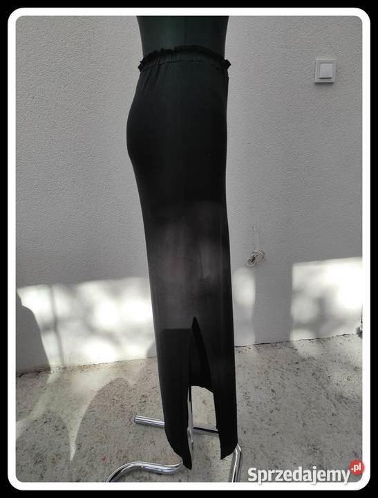 Czarna dopasowana spódnica na gumce z rozcięciem Płock