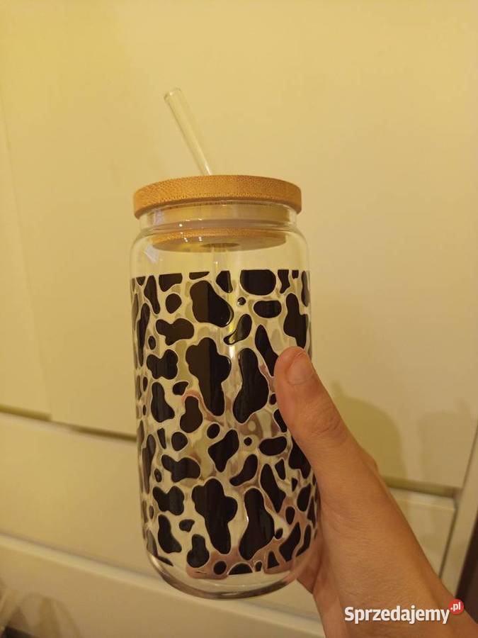 Kubek szklany z słomka