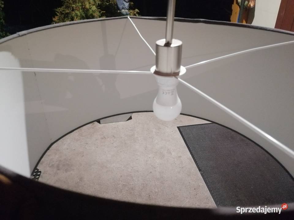 Sufitowa lampa z abażurem