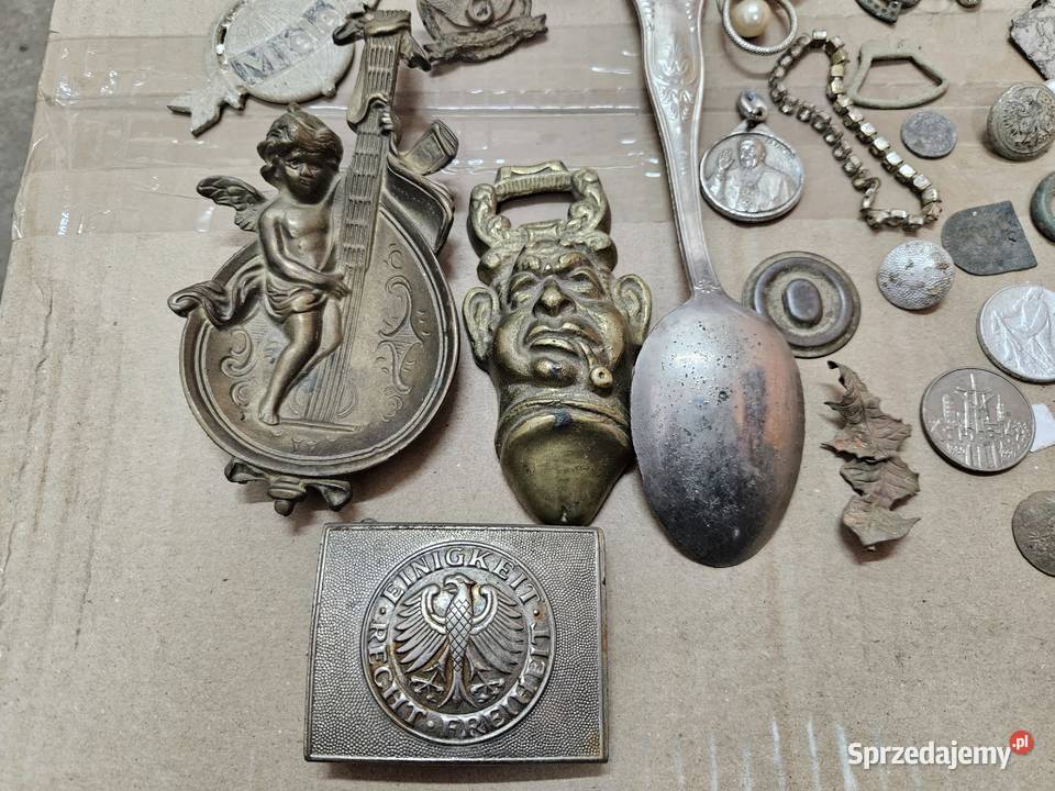 Monety broszka guziki scyzoryk klamra z czasów Pozostałe Kłodawa