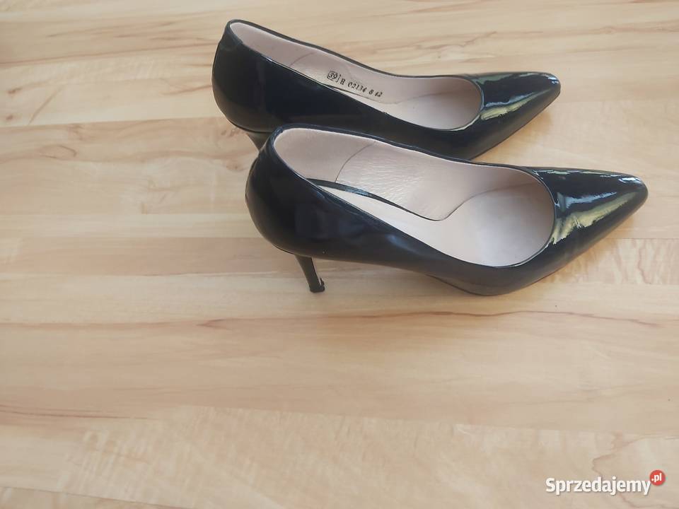 Sprzedam szpilki w kolorze granatu lakierki Łowicz sprzedam