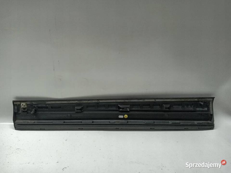 LISTWA DRZWI PRAWY PRZÓD AUDI Q2 81A853960B osobowe