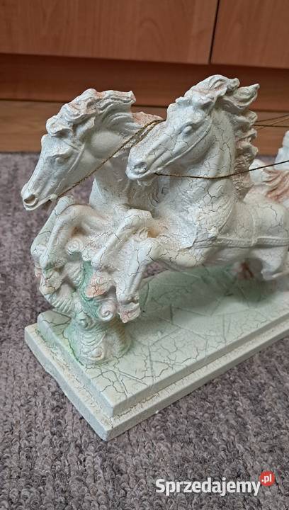 Figura Figurka Rzeźba Rydwan z końmi Spękania Suwałki