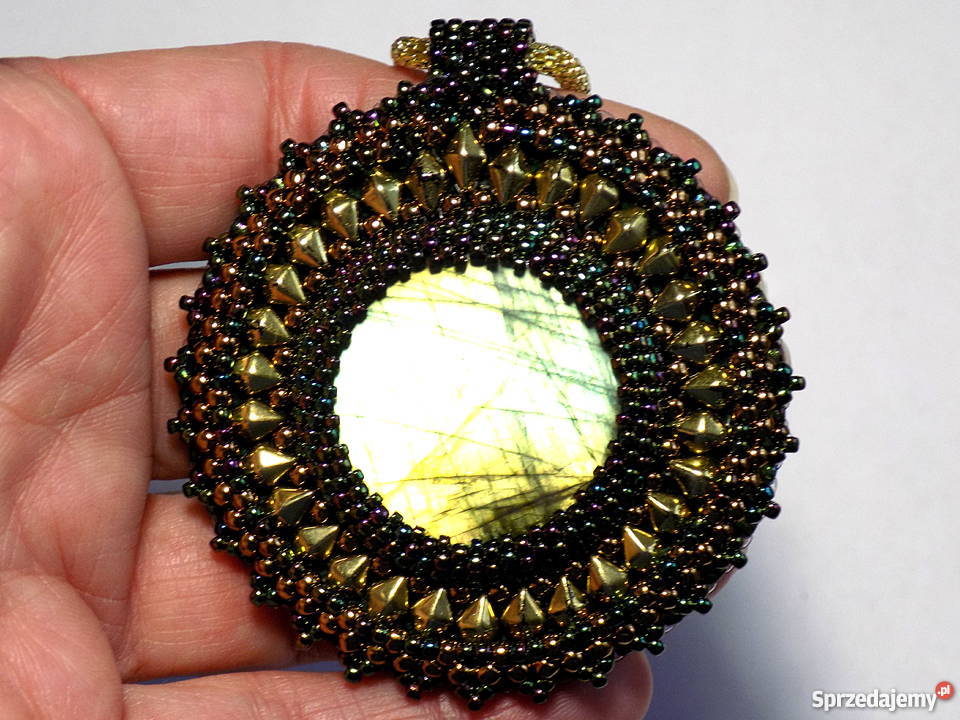 MEDALION Z LABRADORYTEM OPRAWIONY KORALIKAMI Warszawa