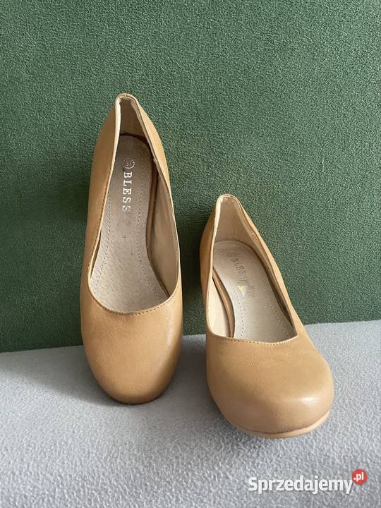 Kremowe buty na obcasie Kłodawa