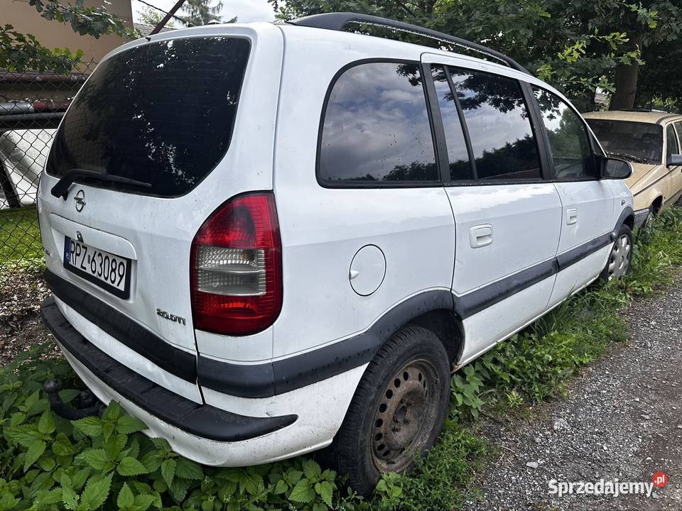 Zafira a części nieuszkodzony