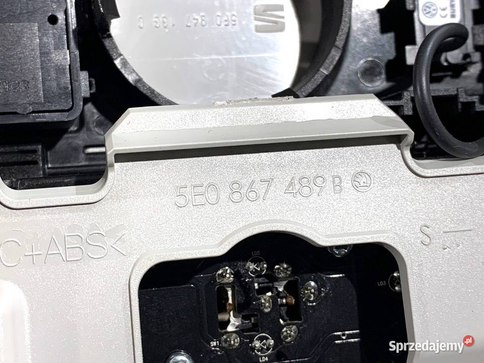LAMPA SUFITOWA SKODA KAROQ 5E0867489B WNĘTRZA sprzedam