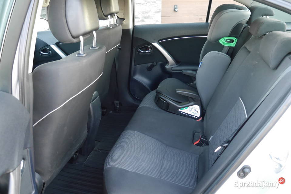 Toyota Avensis 2012 16 benzyna Polski salon manualna Avensis małopolskie