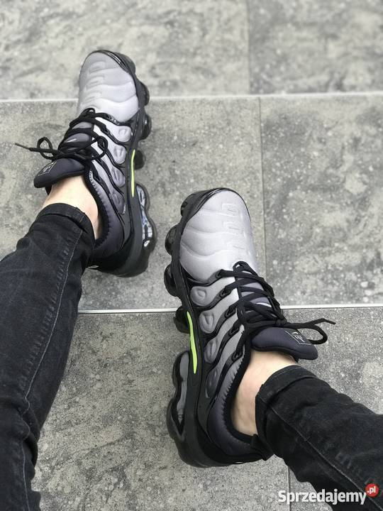 Air vapormax plus black volt white best sale