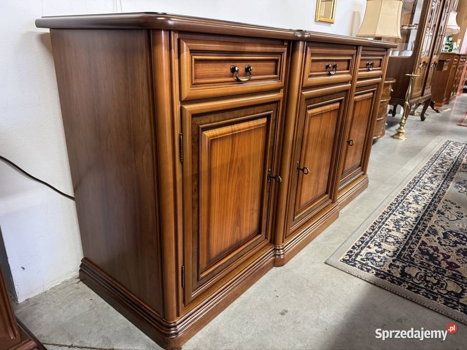 Drewniana komoda na cokole z trzema szufladami i Komody