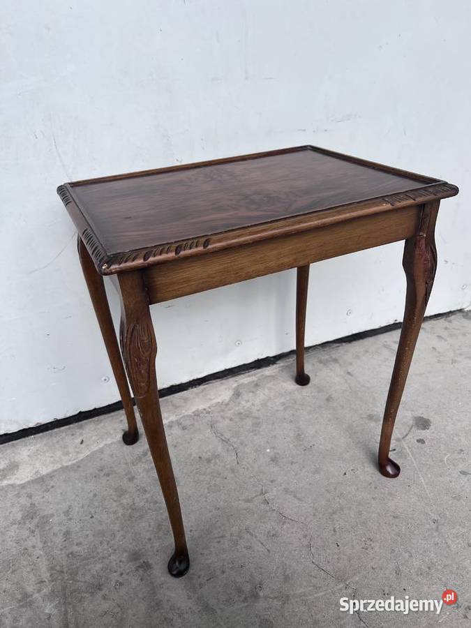 Drewniany stolik z rzeźbionymi nogami styl Rawicz