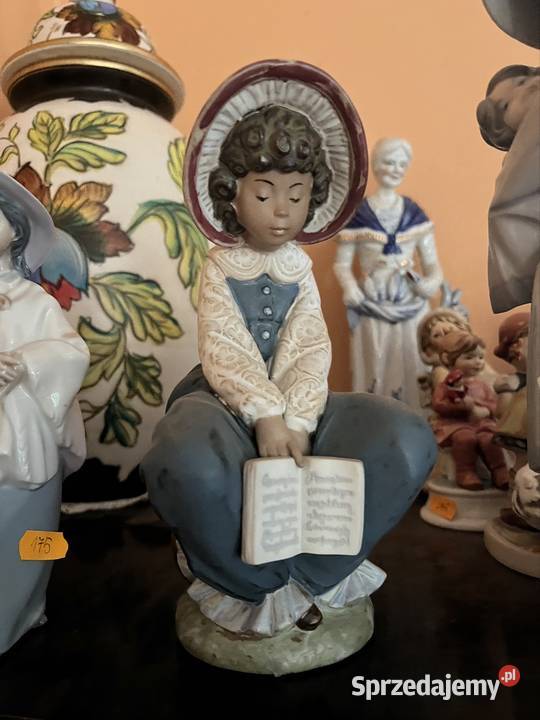 Figurka dziewczynki z książką Zmęczona drzemka Gdańsk