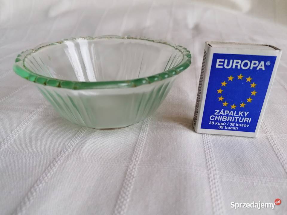 Stare szklane miseczki w kolorze zieleni