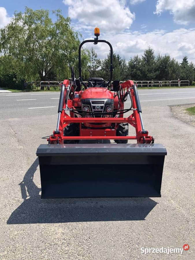 Nowy traktor VST Fieldtrac 927 z ładowaczem Wisznia Mała