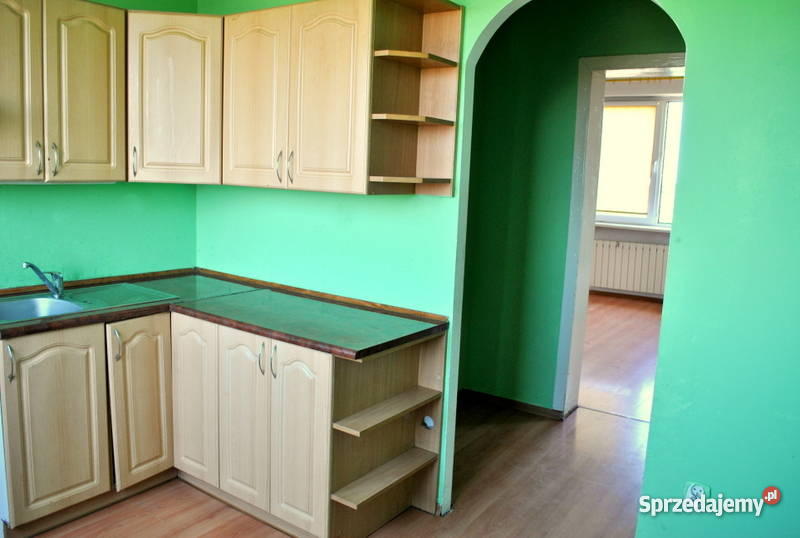 Dom z bud gospodarczymi Wacławów między Słupca a betonowe wielkopolskie