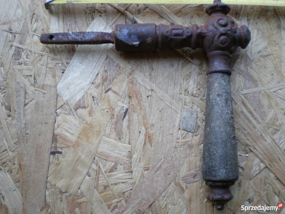 Przedwojenna rzeźbiona klamka z drewnianą rączką Lipiany sprzedam