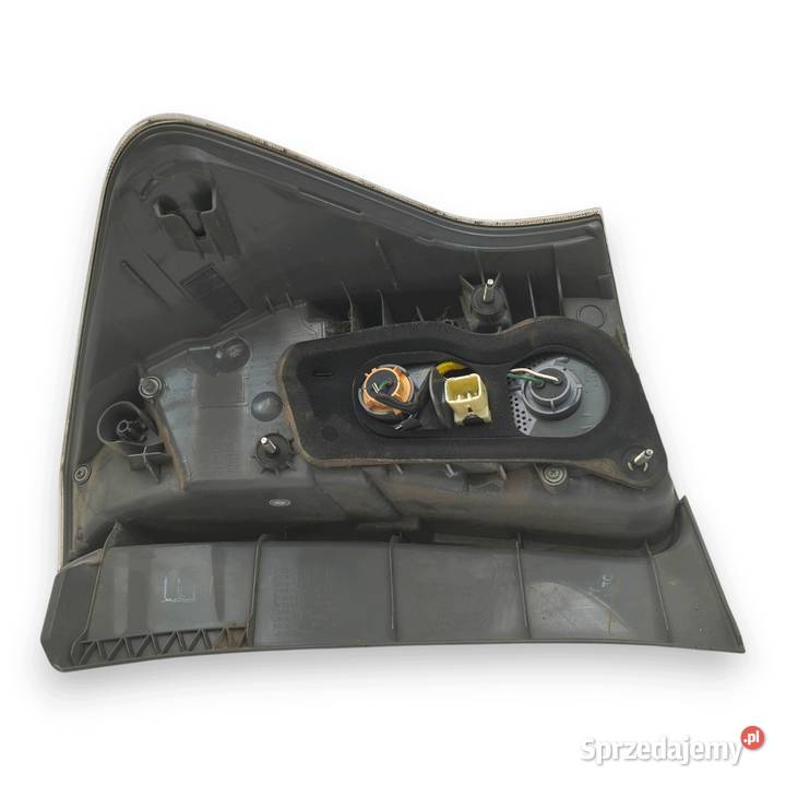 LAMPA LEWA TYŁ Toyota Prius Plus tylna tylni
