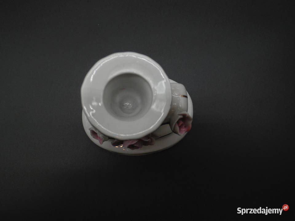 Porcelanowy świecznik ozdobiony różowymi różami