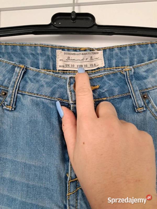 Jasnoniebieskie jeansy damskie z przetarciami i Trąbki Wielkie