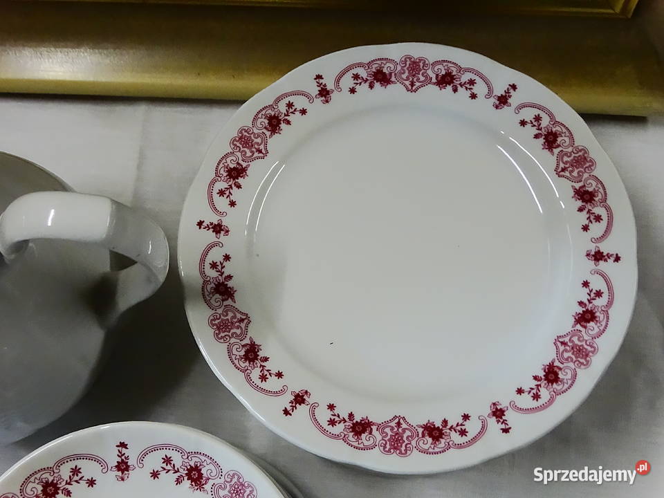 Zestaw porcelany stołowej z klasycznym kwiatowym sprzedam
