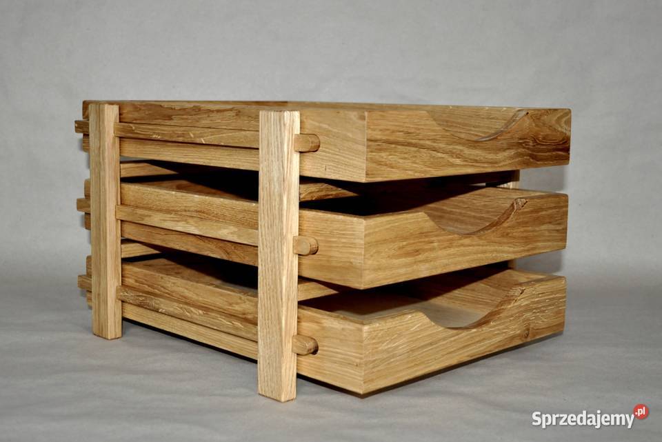 Drewniany stojak z szufladkami