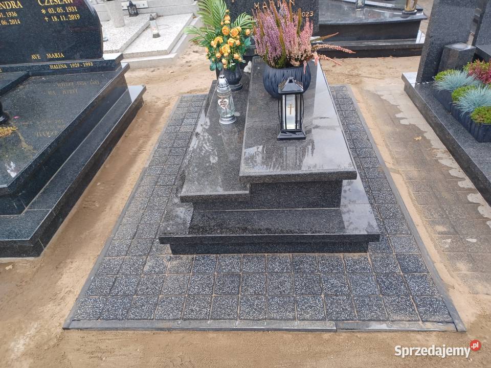 Cmentarz kostka brukowa wokół pomnika nagrobka wielkopolskie Ostrów Wielkopolski