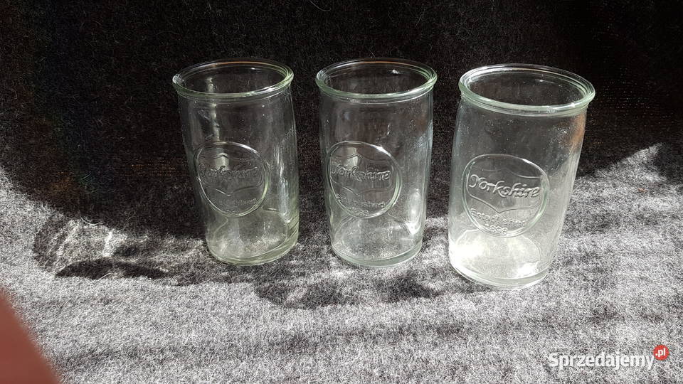 Trzy szklane szklanki słoiki