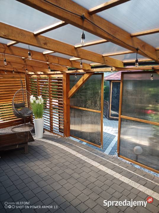 Zadaszenie z ruchomymi drewnianymi żaluzjami Książki