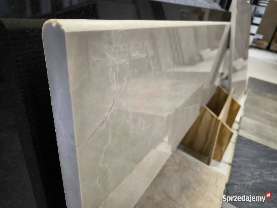 Stopień marmurowy Crema Marfil polerowany z Szczecin