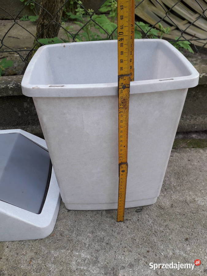 Szary kosz plastikowy z pokrywą chyba nie Kraków