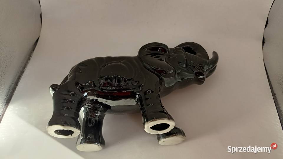 Duży czarny słoń z trąbą do góry i krocząca Dom i Ogród Zamość