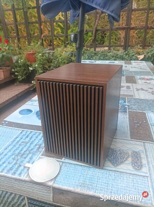 Stara kolumna z głośnikiem szerokopasmowym