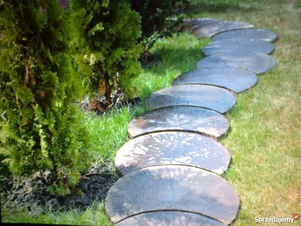 Na ścieżkipień betonowy duży Kargowa