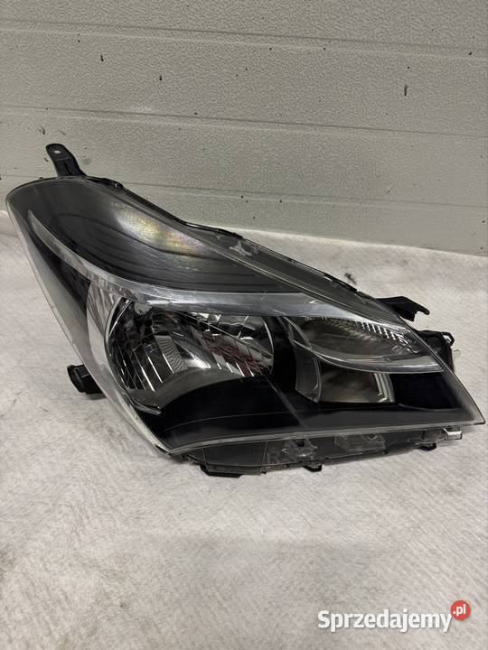 Lampa prawa Toyota yaris III lift 1417 zwykła osobowe Lampy przednie