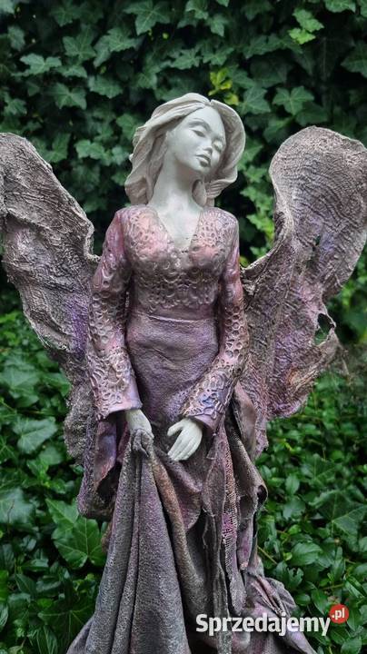 Anioł w fioletowej opalizującej kolorystyce