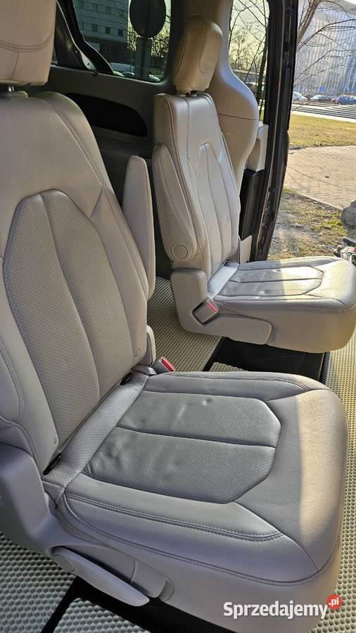 Chrysler Pacifica 2018 Touring L 36 7 osób
