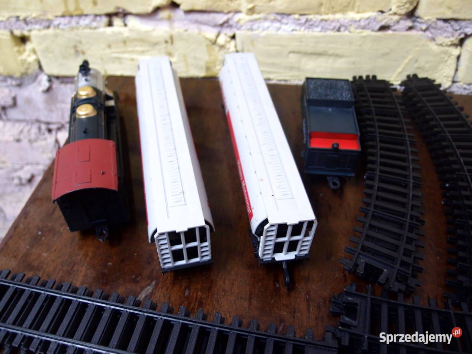 Kolejka elektryczna z trzema wagonami towarowymi Łódź